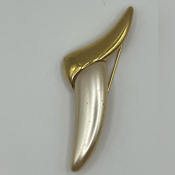 Napier Jewelry - ✨ Vintage Napier Gold & Faux Pearl Tooth Claw Brooch Pin ✨